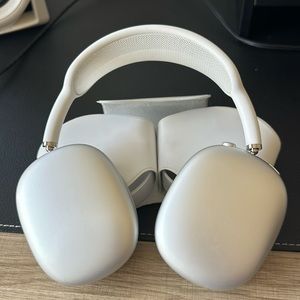 Apple Airpod’s Max (Silver)